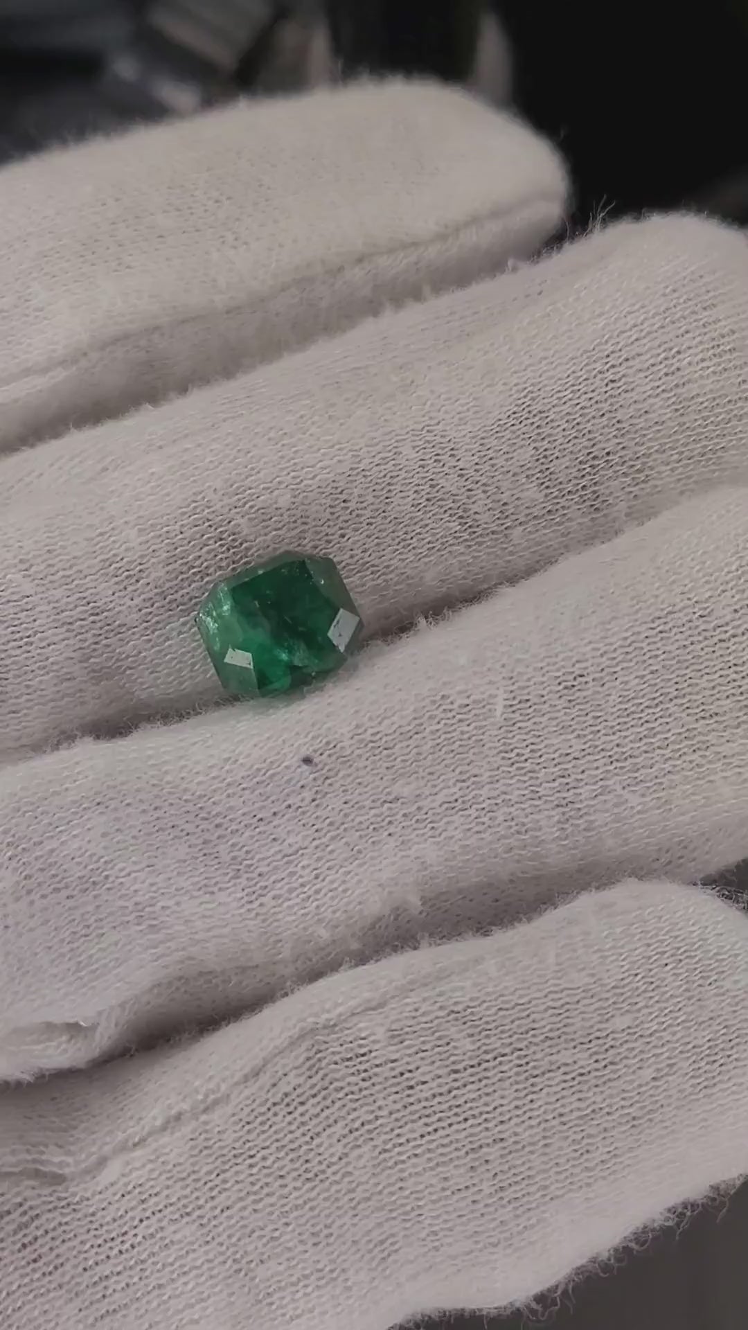 Natural Emerald Cut Swat Emerald Gemstone – 5.00 Carats | Pakistan Origin